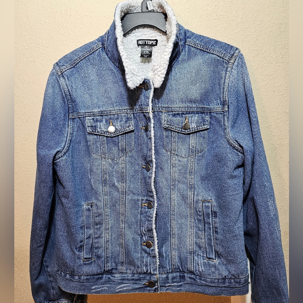 Hot Topic Denim Sherpa lined jean jacket women's size Large